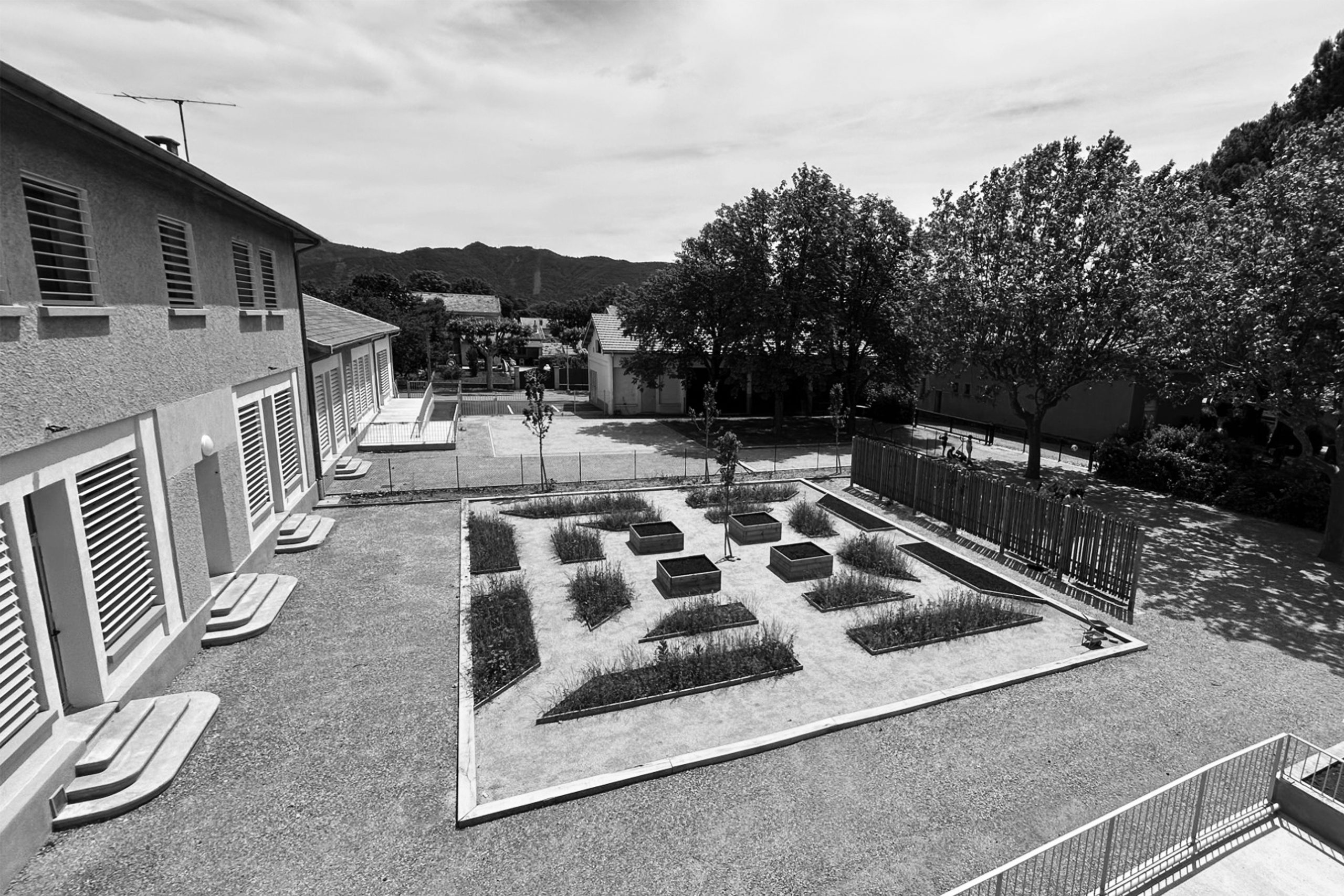 zoom sur aménagement extérieur du Pole Enfance à Château Arnoux Saint Auban avec 3i