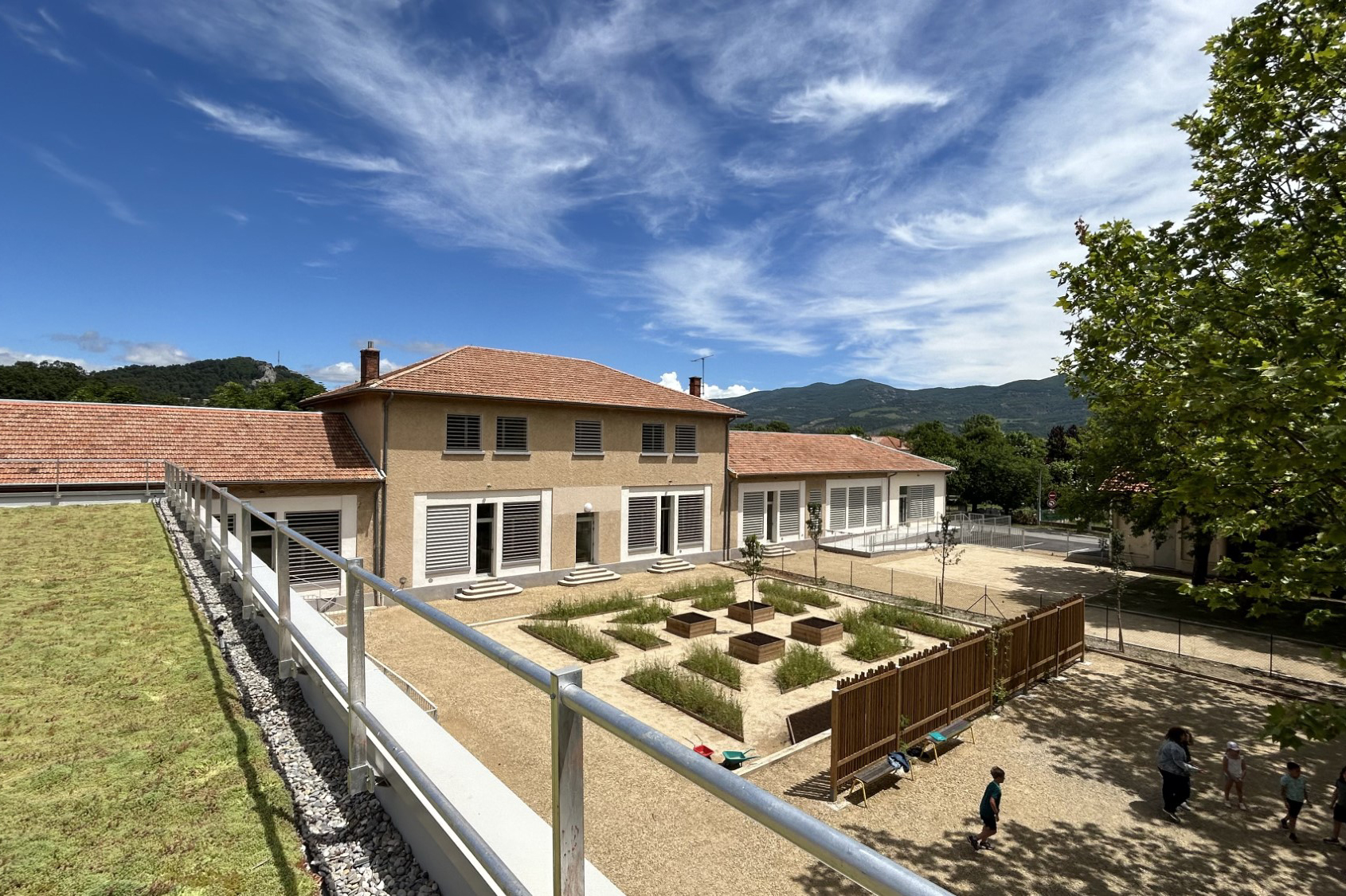 Aménagements paysagers Pole enfance Chateau Arnoux St Auban