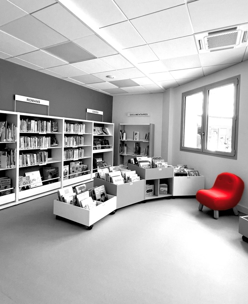 Aménagement d’une bibliothèque dans un immeuble au Lavandou avec 3i