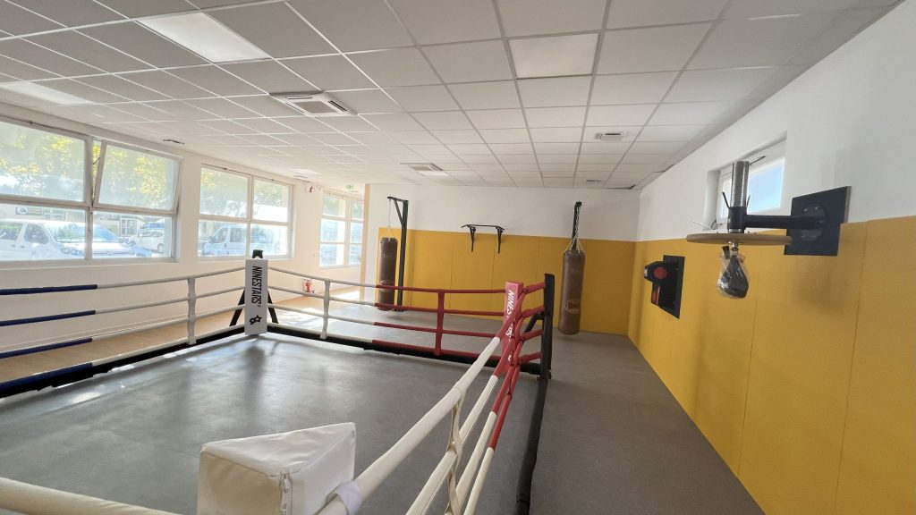 Salle de sport de contacts à Fos sur Mer réalisée par 3i Architectes et 3i Conseils
